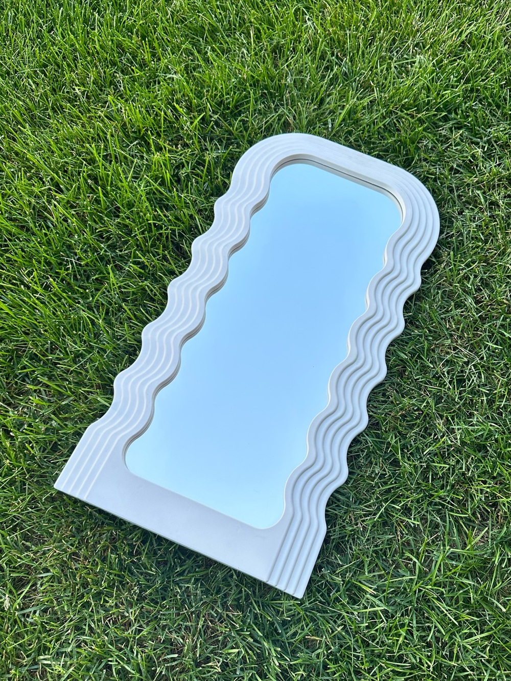White Wavy Frame Wall Vanity Mirror - Modern Decorative Wall Decor